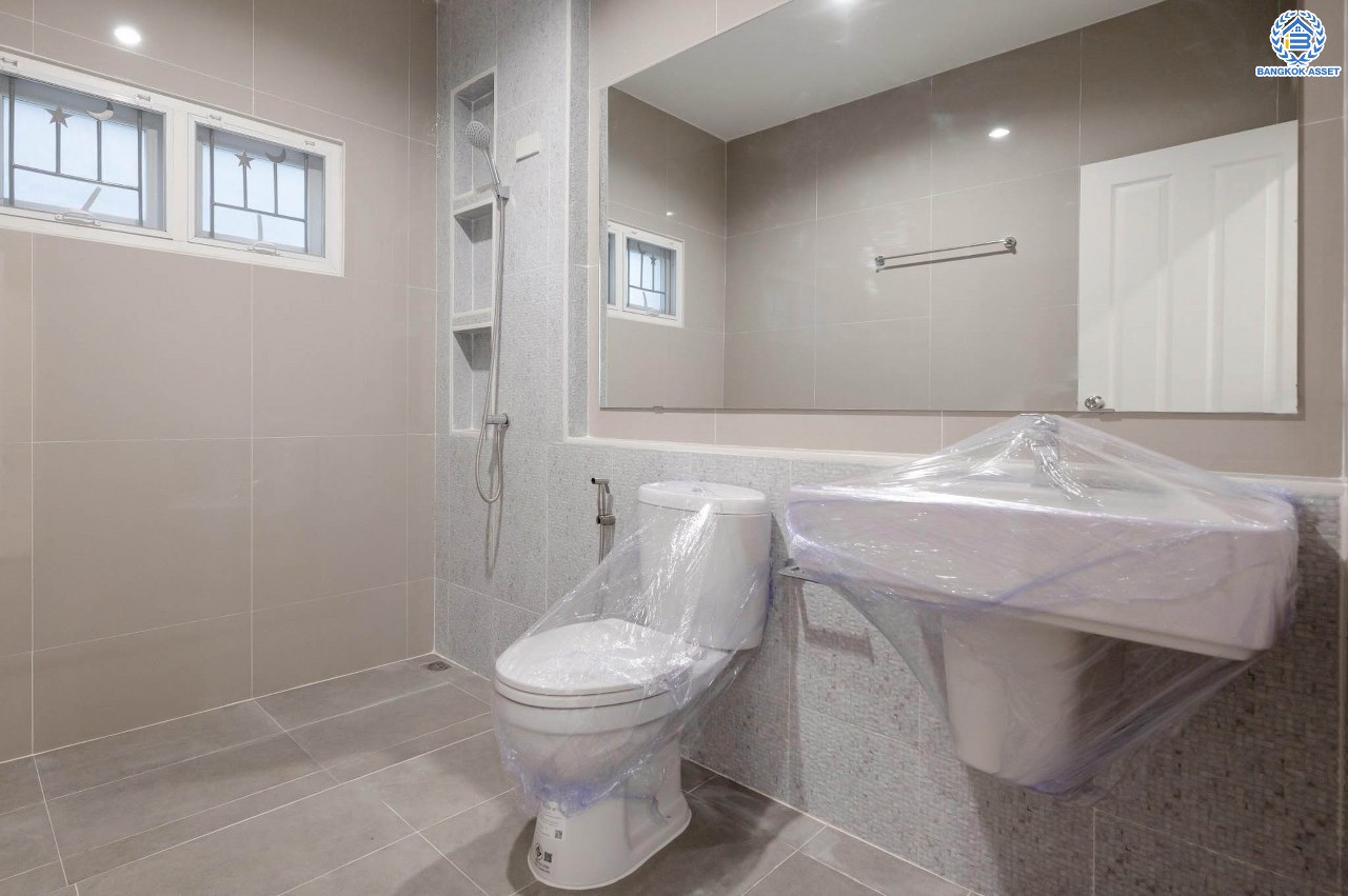 บ้านมือสองตกแต่งใหม่ โครงการ นนท์ณิชา พระนั่งเกล้า เนื้อที่กว้าง 67.5 ตร.ว. ฟังก์ชัน 3 ห้องนอน 3 ห้องน้ำ 1 ห้องอเนกประสงค์ 2 จอดรถ บนทำเลศักยภาพ ติดถนนรัตนาธิเบศร์ เชื่อมต่อถนนชัยพฤกษ์ ใกล้รถไฟฟ้าสายสีม่วง "สถานีไทรม้า" และจุดขึ้นทางด่วน "งามวงศ์วาน"